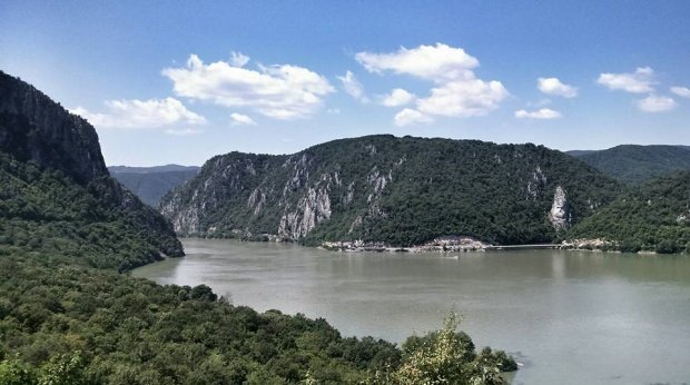 Fenomen spectaculos surprins pe Dunăre la Galaţi. Nori de aburi s-au ridicat deasupra apei 