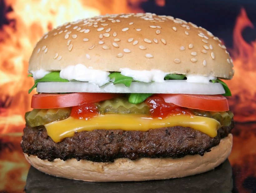 Declaraţia oficială privind cel mai mare secret fast-food. Ce-i face pe hamburgeri "nemuritori"