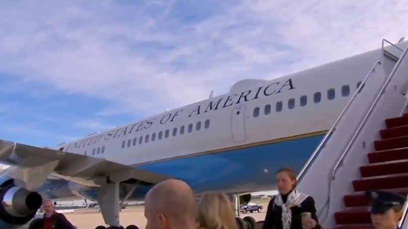 Momente de panică pentru Melania Trump! Avionul cu care călătorea s-a întors pe aeroport din cauza unor defecţiuni - VIDEO