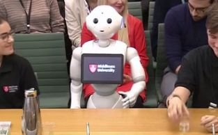 Premieră în Marea Britanie! Robot audiat în Parlament