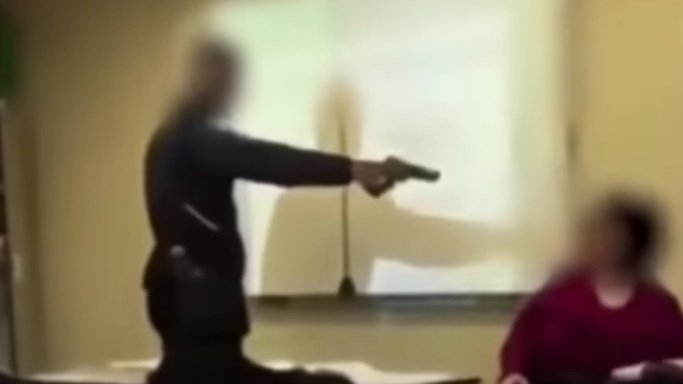 Un adolescent și-a amenințat profesoara cu pistolul. Ce i-a cerut cadrului didactic - VIDEO