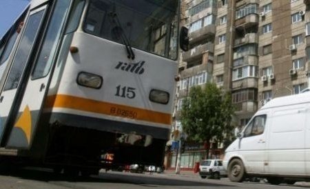 Două tramvaie s-au ciocnit în București. O femeie a fost lovită la cap