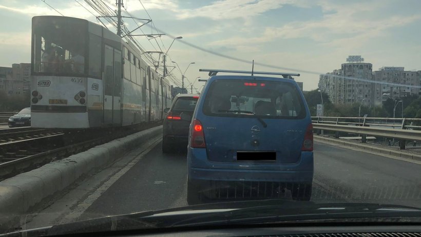 Accident pe Podul Grant din București! Sunt implicate două autoturisme şi un motociclist