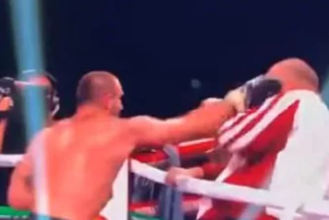 Un boxer și-a luat la bătaie propriul antrenor la finalul unui meci - VIDEO șocant