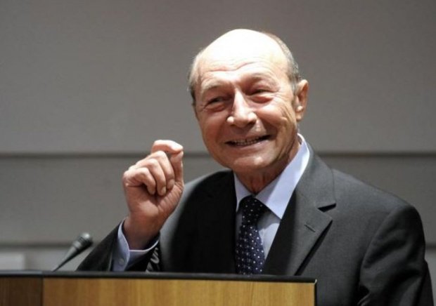 Traian Băsescu, sfaturi de modă pentru Carmen Iohannis: Nu te duci în sandale. Nu trebuie să ți se vadă coatele, deci nu te duci în cămașă cu mânecă scurtă