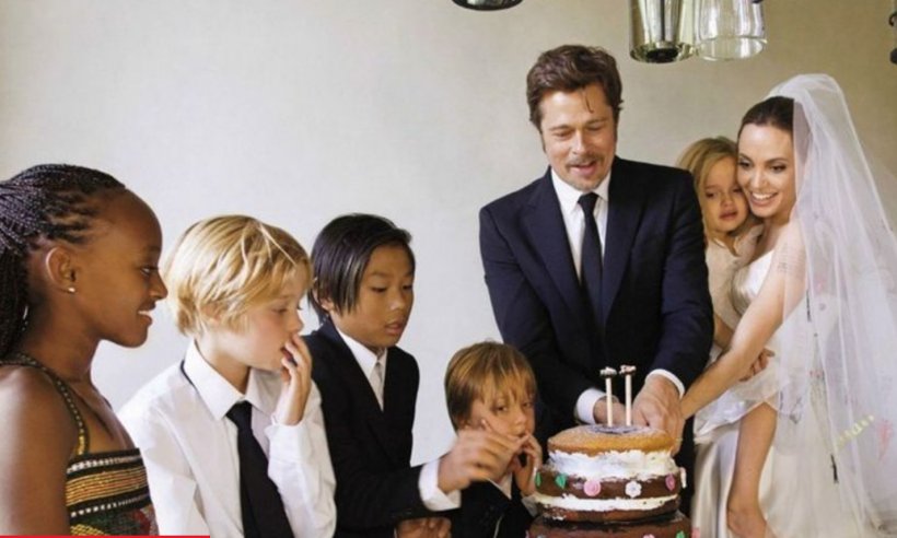 Angelina Jolie şi Brad Pitt au luat legătura cu cel care i-a căsătorit. Iată cu ce îi ajută!