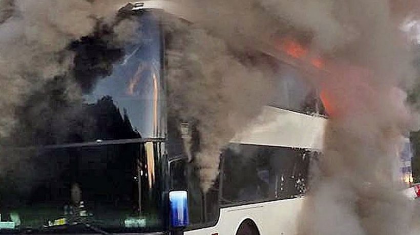 Autocar în flăcări pe DN1: Șoferul și cei 57 de pasageri s-au autoevacuat 