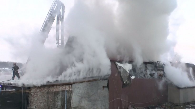 Incendiu puternic într-un club din oraşul Roznov - VIDEO