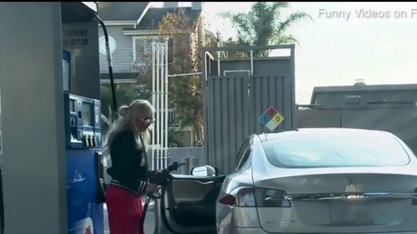 Dovada că bancurile cu blonde au pornit de la fapte reale. A mers cu maşina electrică în benzinărie - VIDEO