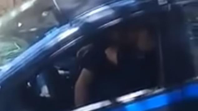 Polițiști, surprinși întreținând relații sexuale în timpul programului. Totul a fost filmat (VIDEO)