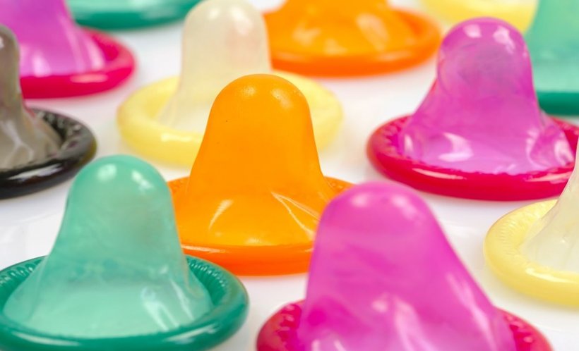 S-au inventat prezervativele care își schimbă culoarea atunci când intră în contact cu o boală cu transmitere sexuală 