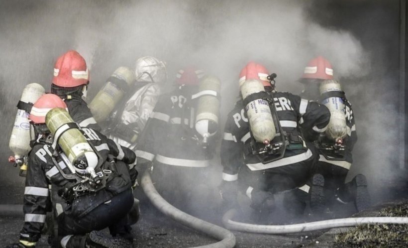 Incendiu puternic într-un bloc din Cluj. Clădirea a fost evacuată, mai multe persoane au ajuns la spital