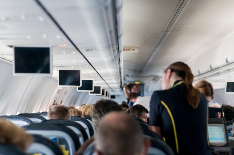 Avion plin cu pasageri, afectat de condițiile meteo nefavorabile. Aeronava a fost redirecționată spre Cluj