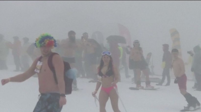 Rusoaicele au sfidat frigul şi au schiat în costume de baie - VIDEO