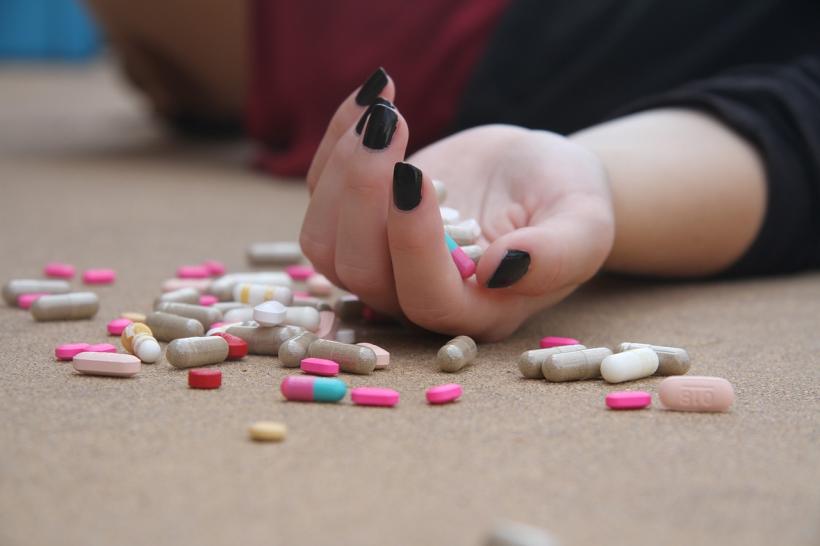O adolescentă din Olt s-a sinucis după o ceartă cu tatăl ei. Înainte să moară, își sunase mama, dar aceasta i-a spus că nu poate vorbi mult 16