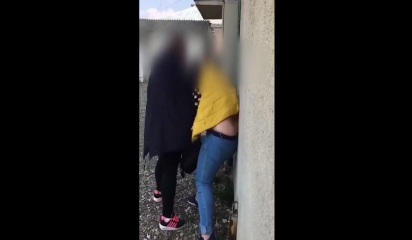 Imagini șocante Din Botoșani Elevă Bătută Crunt De Colega Sa Video