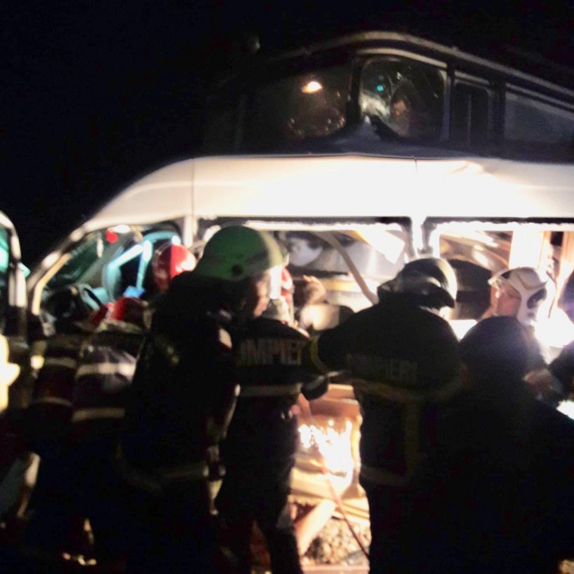 Plan roșu de intervenție în Buzău. Un microbuz a fost lovit de tren în zona localității C.A. Rosetti. Trei persoane au murit