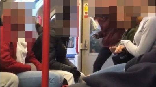„Ai cinci secunde îniante să-ți iau telefonul”. O adolescentă de 13 ani, amenințată și lovită în metrou în timp ce vorbea la telefon (VIDEO)