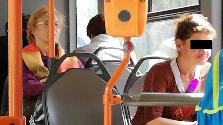 Radu se afla într-un autobuz din București și privea plictisit călătorii. Și-a aruncat privirea spre o bătrânică și imediat a scos telefonul. Era șocat de ceea ce ascunde femeia. Nu credea că o să vadă așa ceva în viața lui - FOTO 