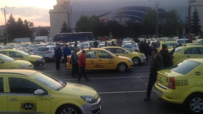 Transportatorii blochează din nou Capitala. Șoferii au distrus aparatele de taxat în semn de protest. Mai mulți bărbați au fost amendați de jandarmi