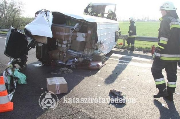 Un microbuz distrus într-un accident din Ungaria, fotografiat circulând lipit cu bandă adezivă în România. FOTO de coșmar