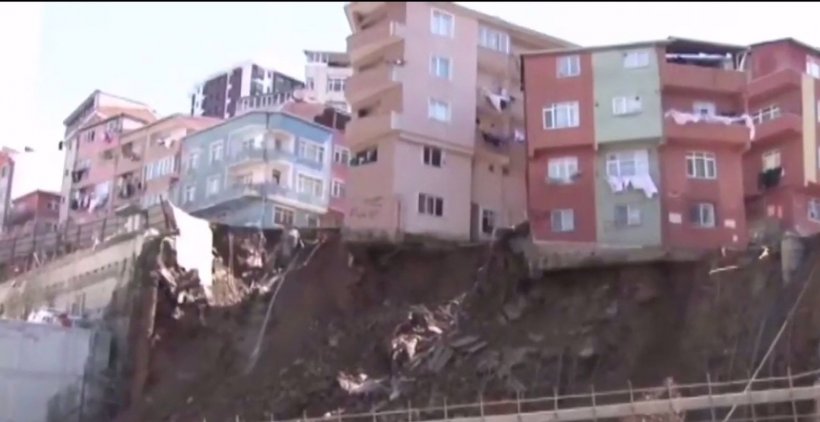 Bloc de patru etaje, prăbușit la Istanbul. Imagini șocante