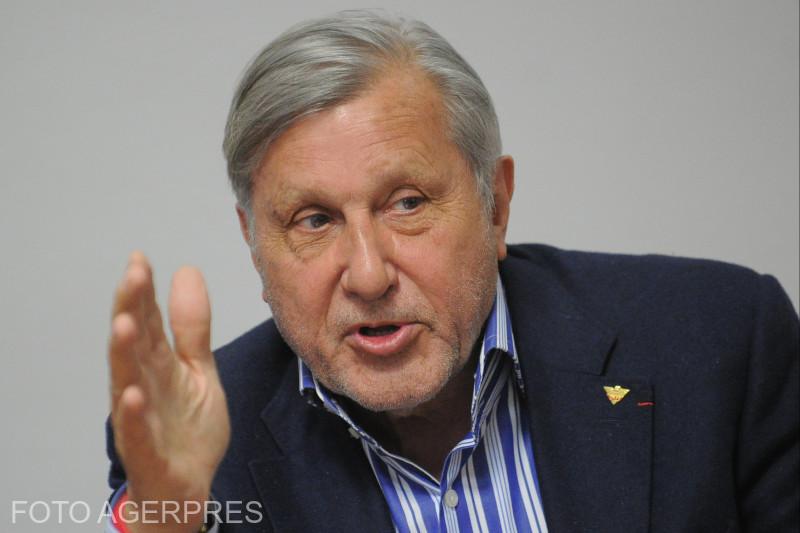 Ilie Năstase explică de ce a aruncat cu cafea în afișul cu fostul președinte: „S-a nimerit să fie Băsescu; putea să fie Cioloș sau Ponta sau Dragnea sau Tăriceanu” 16