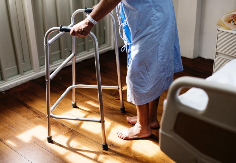Într-un salon de spital erau doi oameni bolnavi fără speranţă. Unul se putea uita pe fereastră, iar celălalt era lângă butonul de panică... 817