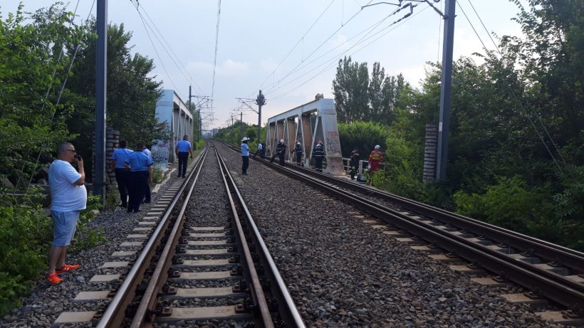 Adolescenții electrocutați pe podul de cale ferată din parcul Herăstrău, în stare gravă la spital