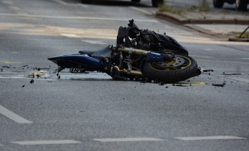 Un motociclist a fost operat pe inimă în mijlocul străzii, după ce a fost implicat într-un grav accident rutier