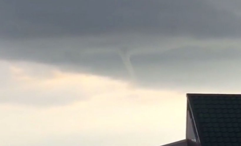 Un fenomen rar a declanşat alarma de cod roşu în Timiş! Ce a apărut pe cer - VIDEO