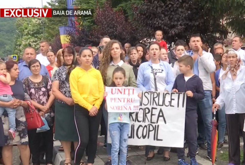 Protest pentru fetița din Baia de Aramă. Sute de oameni au ajuns la Craiova