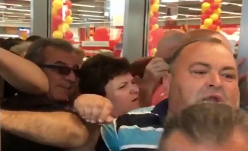 Imagini halucinante într-un supermarket din Galaţi. O nouă „bătălie” pentru TIGĂI la promoție - VIDEO
