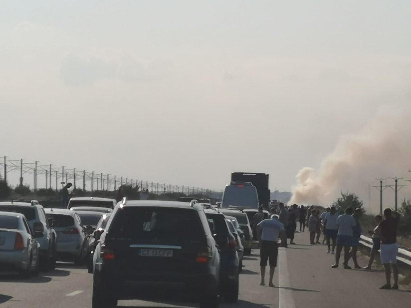 Un autoturism a luat foc pe Autostrada Soarelui. Aglomerație mare pe sensul de mers spre București