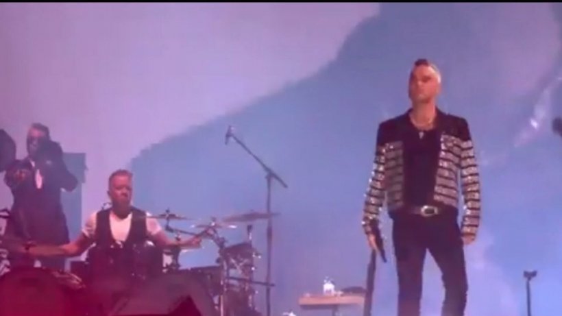 Robbie Williams, show incendiar la Untold. Artistul a cântat alături de tatăl său şi i-a dedicat o serenadă unei fane