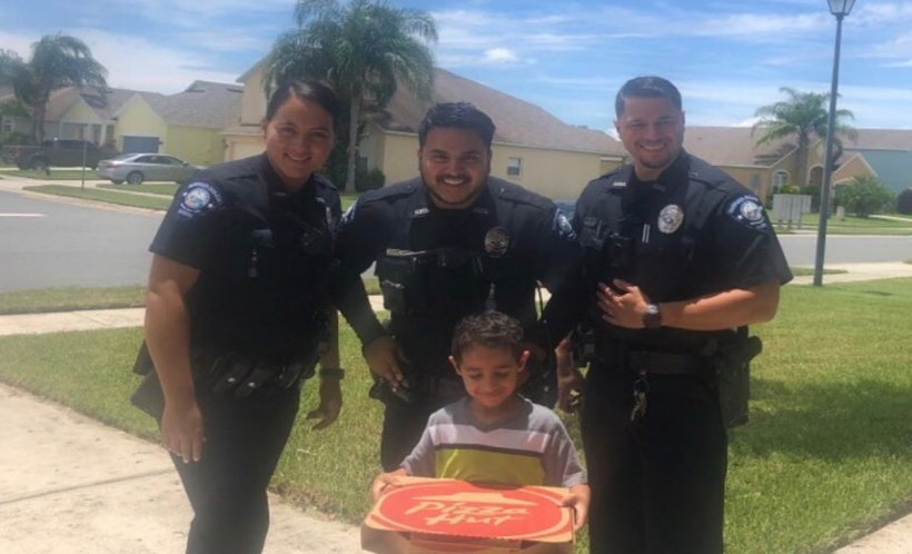 Un puști de cinci ani se simțea înfometat și a sunat la 911 să comande o pizza. Cum au reacționat polițiștii - VIDEO