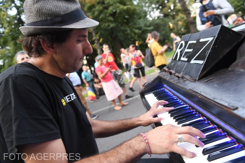 Moment inedit în Piața Victoriei. Pianistul german Davide Martello, prezent la protest - VIDEO