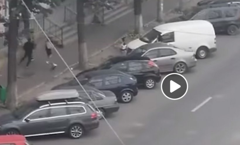 Bătaie cruntă pe o stradă din Buzău între doi rivali - VIDEO