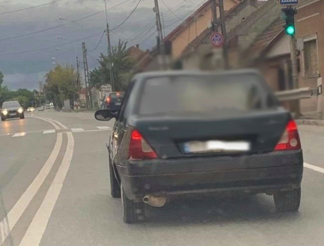 Se afla pe o șosea, în drum spre Oradea, când a văzut ceva de neimaginat într-o mașină. Pare o glumă, dar e cruda realitate! (FOTO)