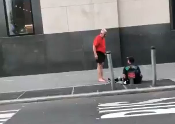Bărbatul s-a apropiat de omul străzii și crezând că nu-l vede nimeni a făcut ceva cu totul neașteptat. După câteva zile, ceva incredibil s-a întâmplat: „E un miracol!” (VIDEO)