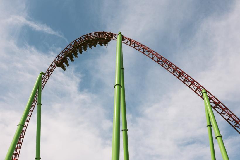 S-a dat într-un roller coaster împreună cu prietenii și, la un moment dat, a prins un telefon în aer scăpat de un tânăr. Nimănui nu i-a venit să creadă că a fost posibil (VIDEO) 13
