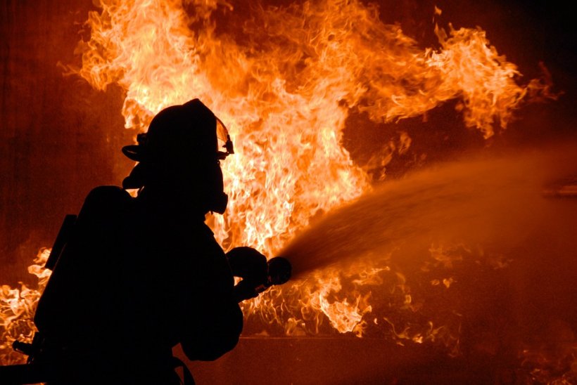 Incendiu puternic într-un bloc din Negreşti: 20 de persoane au fost evacuate din cauza fumului şi a gazelor toxice 