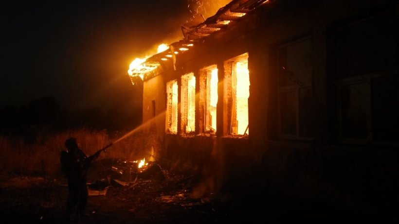 Incendiu puternic la o școală din județul Harghita. Un echipaj SMURD a intervenit de urgență - FOTO