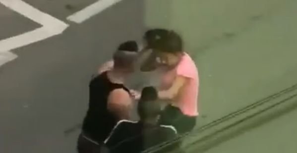 Scene șocante în Sibiu. O fată este bătută în plină stradă - VIDEO