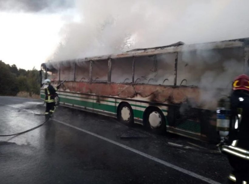 Un autobuz cu pasageri a luat foc în mers