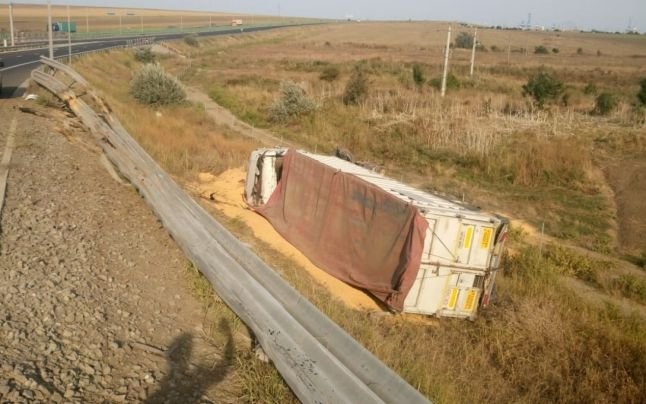 Accident pe A1, în apropiere de Portul Constanța Sud-Agigea! Un TIR încărcat cu cereale s-a răsturnat