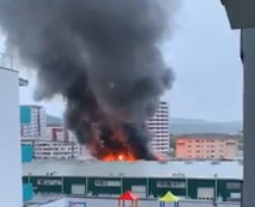 Incendiu puternic la un depozit din Cluj. Pompierii intervin cu efective mărite