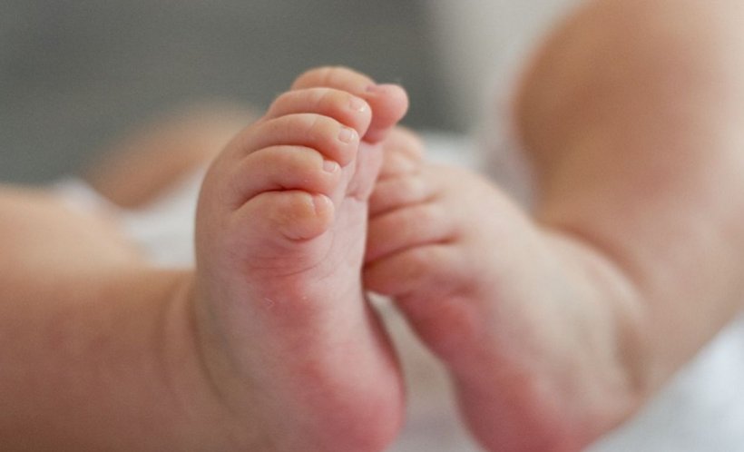 Un bărbat din Argeș a fost reținut pentru că ar fi bătut bebeluşul de șapte luni al concubinei sale