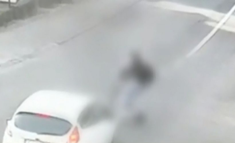 Accident îngrozitor filmat de camerele de supraveghere, într-o intersecție din Cluj. O tânără pe trotinetă a fost izbită de o maşină - VIDEO