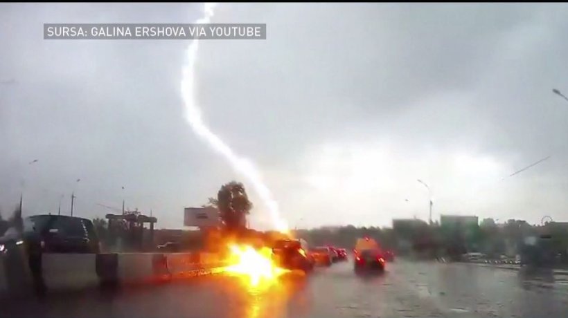 Imagini uluitoare din trafic! O maşină a fost lovită de două fulgere consecutive - VIDEO
